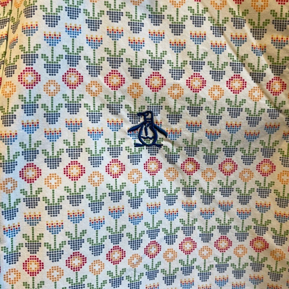 Used Early 2000s Penguin Men’s Short Sleeve S/S Button Digi-Floral Print Small
